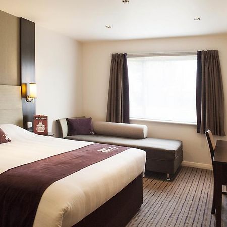 Premier Inn Watford Central Exterior foto