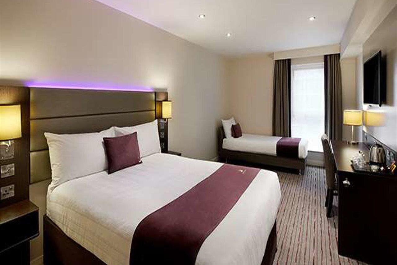 Premier Inn Watford Central Exterior foto