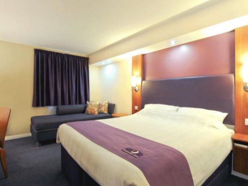 Premier Inn Watford Central Exterior foto