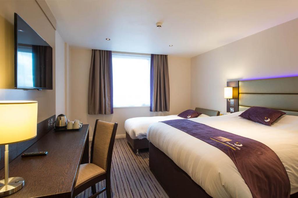 Premier Inn Watford Central Exterior foto