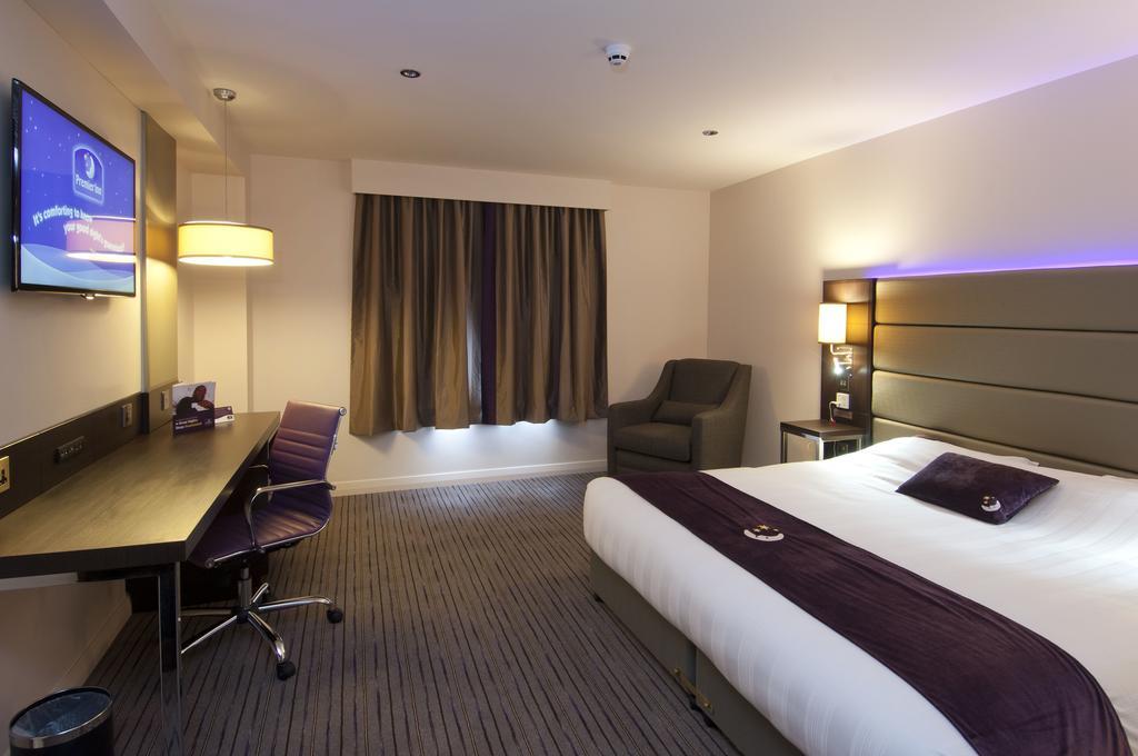 Premier Inn Watford Central Exterior foto