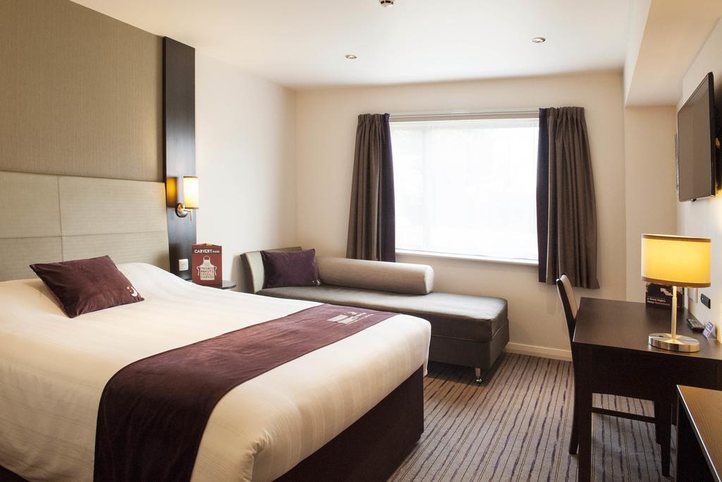Premier Inn Watford Central Exterior foto