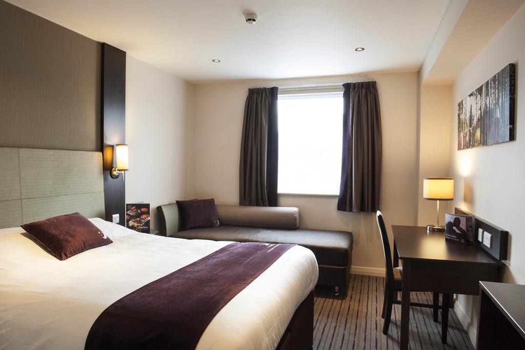 Premier Inn Watford Central Exterior foto