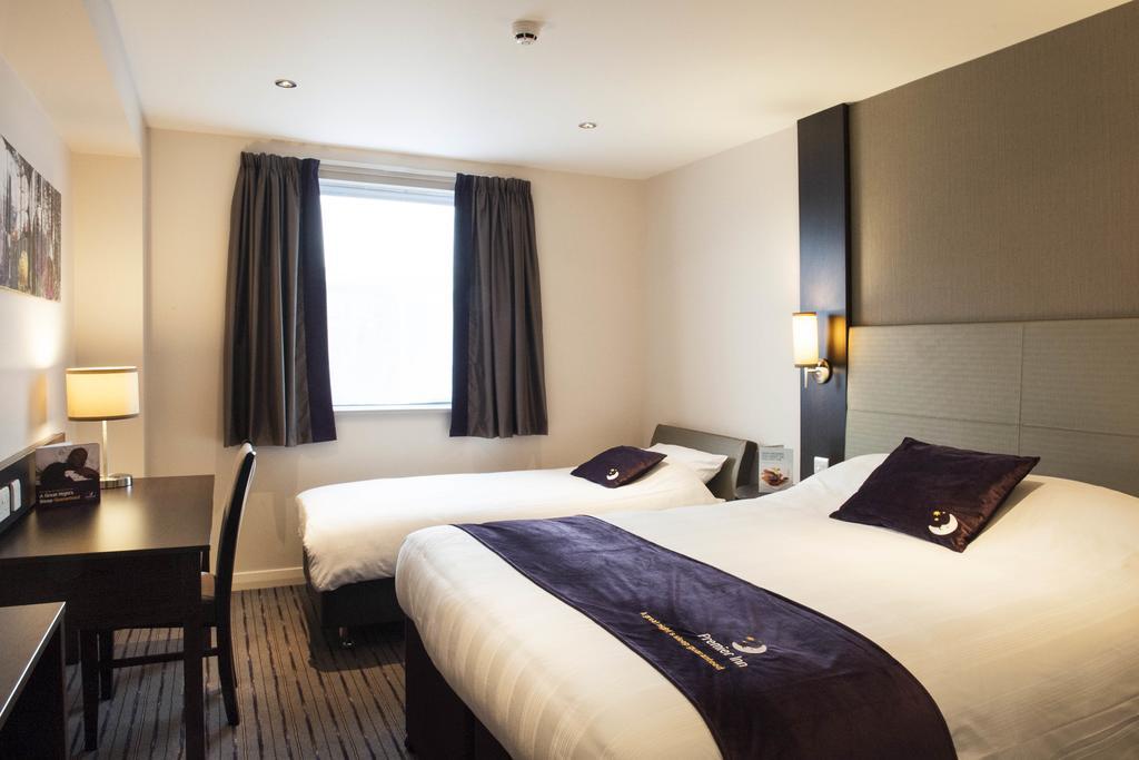 Premier Inn Watford Central Exterior foto