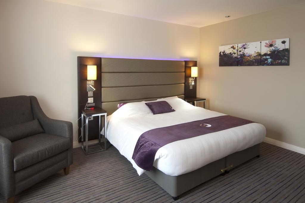 Premier Inn Watford Central Exterior foto