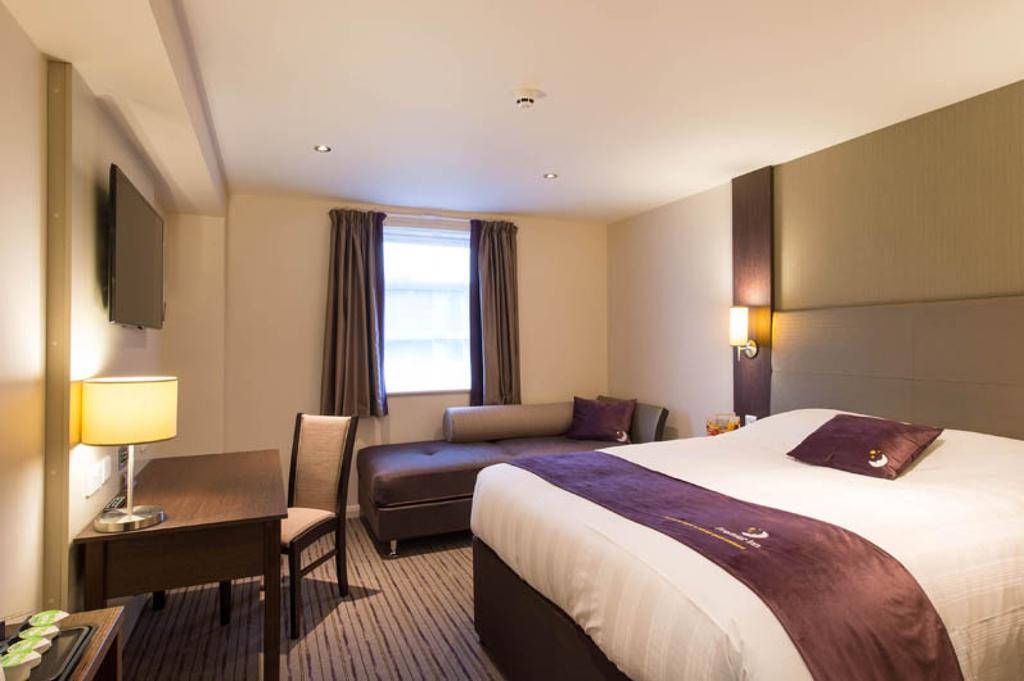Premier Inn Watford Central Exterior foto