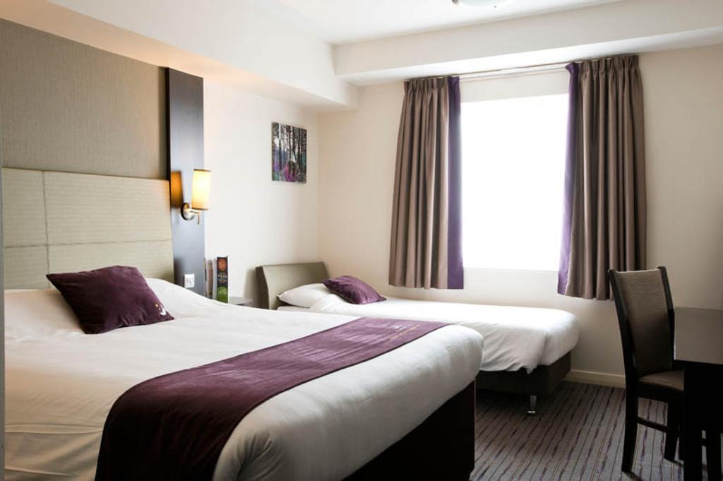 Premier Inn Watford Central Exterior foto